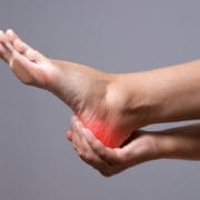 Una persona tocandose el talor con signos de dolor